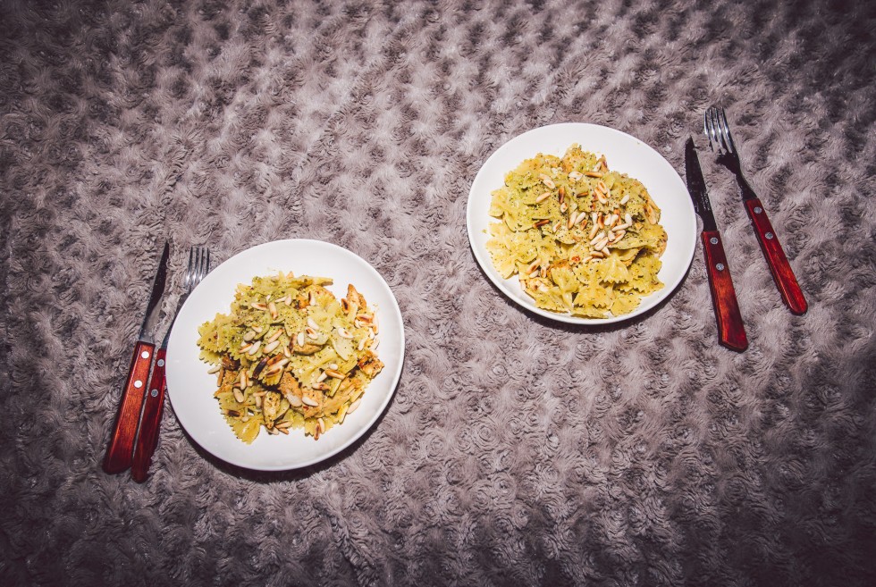 janni-deler-dinnerinbed-pastapestoDSC_8849