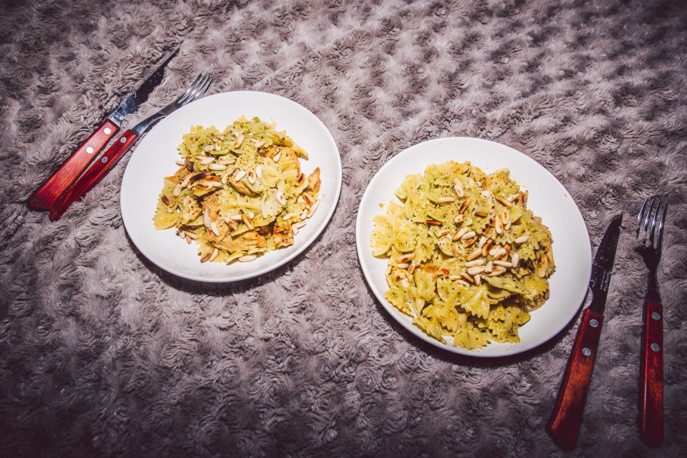 janni-deler-dinnerinbed-pastapestoDSC_8852