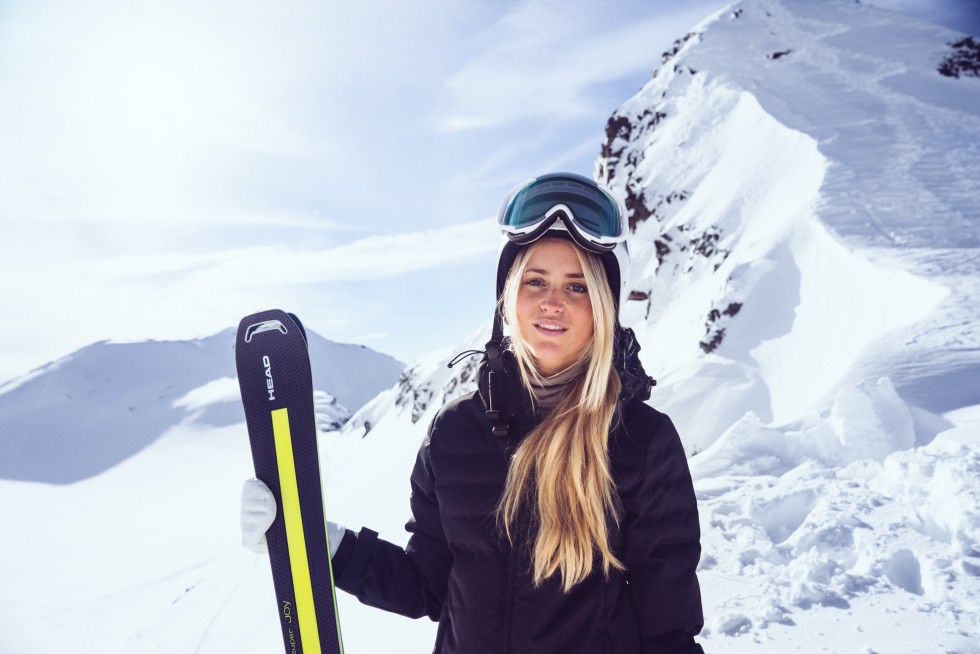 janni-deler-skioutfit-head-2