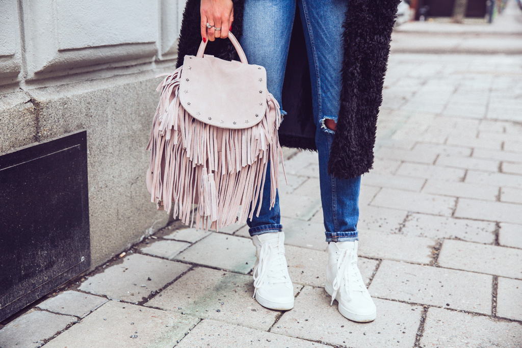 janni-deler-fringe-backpack-maison-scotch5F4A4278