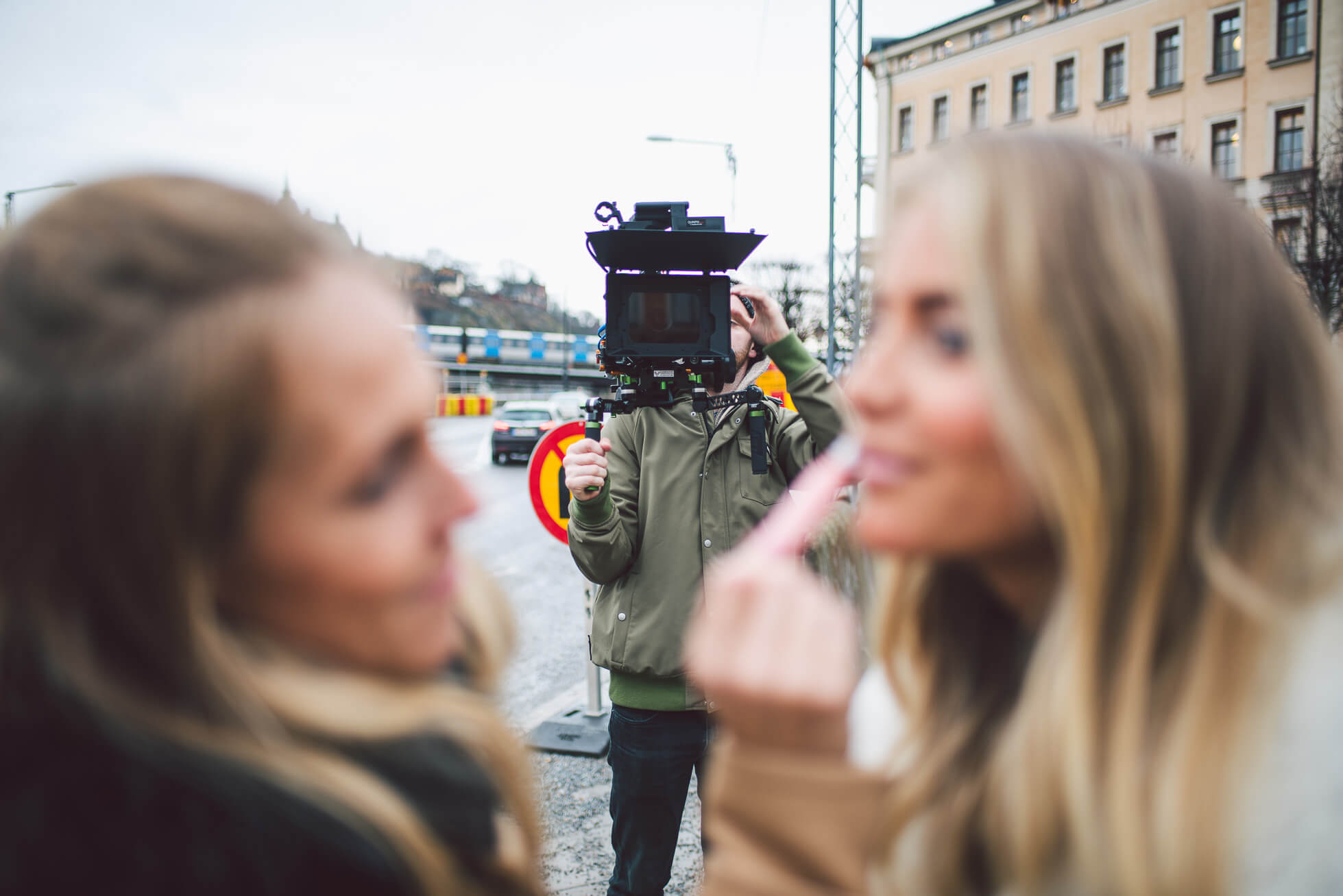 janni-deler-on-set-btsDSC_8003